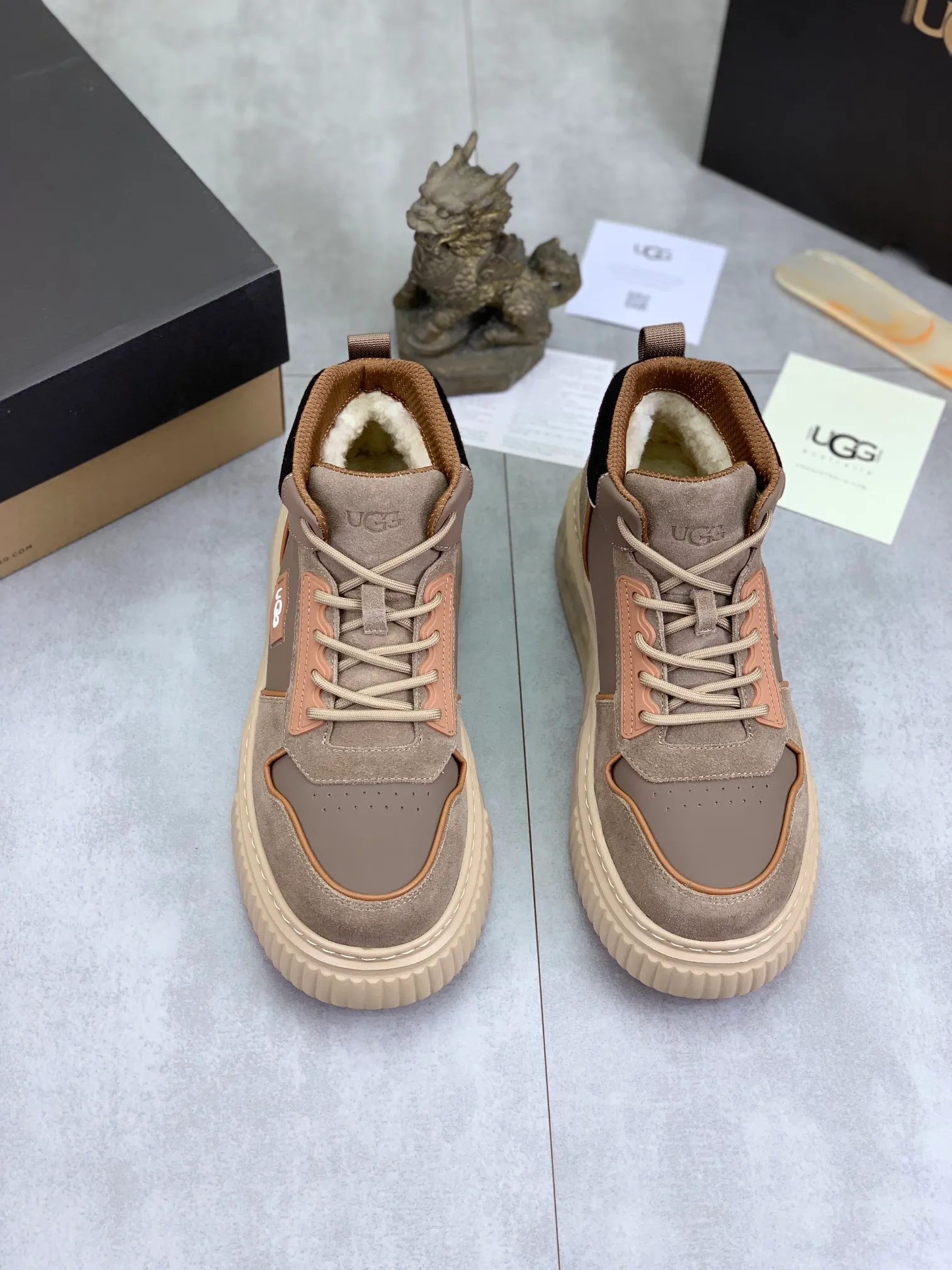 Men's shoes 💰P640 [New style] 💰 🆘 "Real wool" [UGG] 👉The popular men's shoes are synchronized with the official website 🔰The quality of the genuine products [satisfied] is not comparable to the imitations in the general market 🌀The upper is imported Italian frosted cowhide, and the lining is: foot pad 🅰️ grade 🐑Real wool👻Only Grade A can show the effect The hand feels smooth and delicate 🔱The shoe shape is grand, only genuine manufacturers can achieve it 🎄The perfect toughness of the original outsole 👻⬛️ can allow customers to bid farewell to one-time consumption. Real wool lining, super warm. Available in brown or gray. Number of yards: 39-44